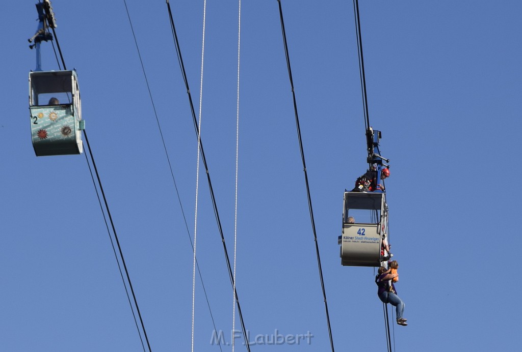 Koelner Seilbahn Gondel blieb haengen Koeln Linksrheinisch P453.JPG - Miklos Laubert